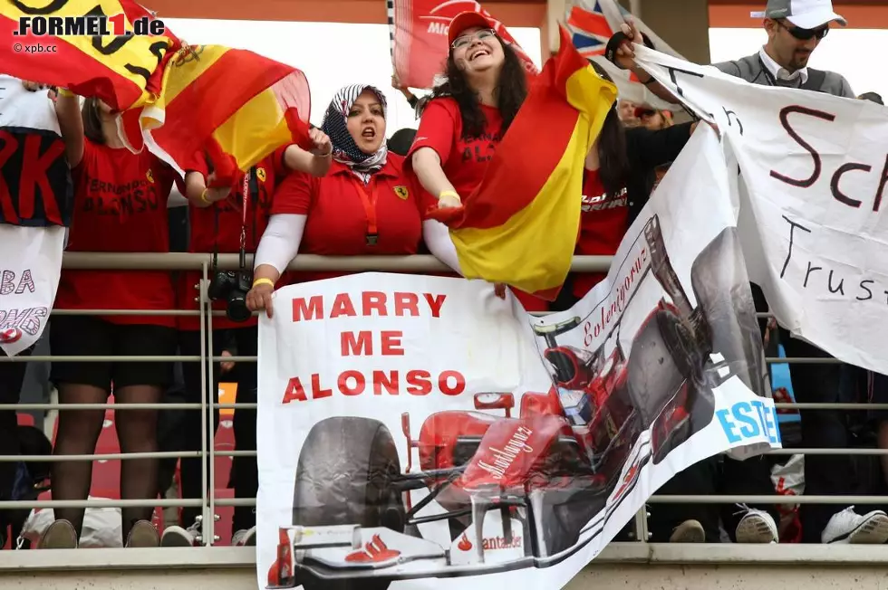 Aber auch Fernando Alonsos Ehefrau muss sich offenbar Sorgen machen: "Heirate mich, Alonso", steht auf diesem Plakat. Foto zur News: Aber auch Fernando Alonsos Ehefrau muss sich offenbar Sorgen machen: "Heirate mich, Alonso", steht auf diesem Plakat.
