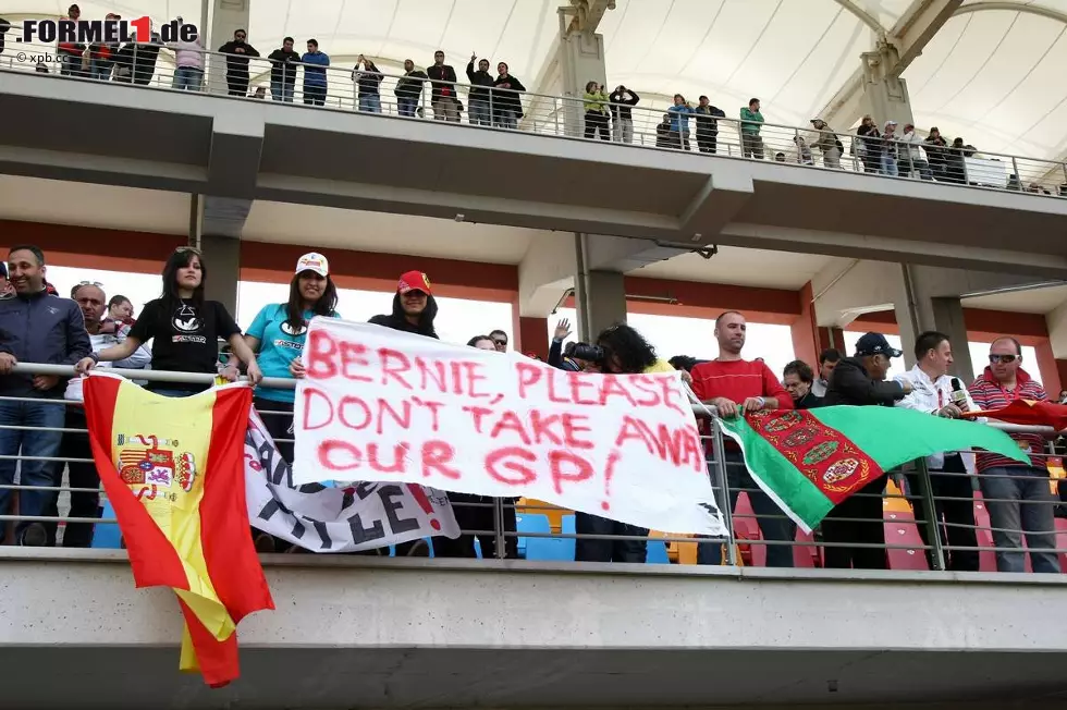 ... und diese Gruppe fleht: "Bernie, bitte nimm uns den Grand Prix nicht weg!" Denn wenn die Türken ab 2012 nicht 26 Millionen Euro pro Jahr zahlen, wird die Formel 1 nicht mehr nach Istanbul zurückkehren. Foto zur News: ... und diese Gruppe fleht: "Bernie, bitte nimm uns den Grand Prix nicht weg!" Denn wenn die Türken ab 2012 nicht 26 Millionen Euro pro Jahr zahlen, wird die Formel 1 nicht mehr nach Istanbul zurückkehren.