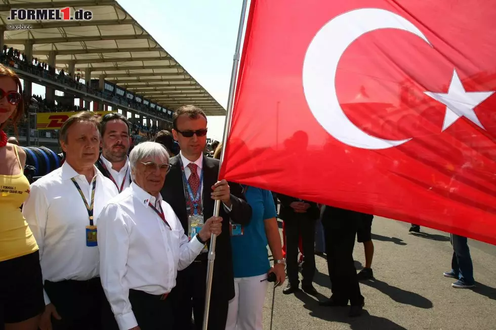 Bernie Ecclestone traf sich am Sonntag mit den zuständigen Politikern, um über die Zukunft der Formel 1 in der Türkei zu diskutieren. Ergebnis noch unbekannt. Foto zur News: Bernie Ecclestone traf sich am Sonntag mit den zuständigen Politikern, um über die Zukunft der Formel 1 in der Türkei zu diskutieren. Ergebnis noch unbekannt.