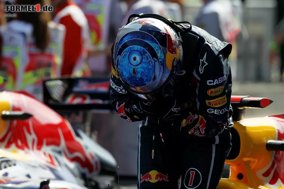 Das Auge der Fatima, ein orientalisches Glückssymbol, hat geholfen und Sebastian Vettel den Sieg beschert. Der extrem abergläubische Weltmeister fährt jeden Helm nur so lange, bis er einmal damit gewonnen hat. Momentan ist sein Verschleiß enorm! Foto zur News: Das Auge der Fatima, ein orientalisches Glückssymbol, hat geholfen und Sebastian Vettel den Sieg beschert. Der extrem abergläubische Weltmeister fährt jeden Helm nur so lange, bis er einmal damit gewonnen hat. Momentan ist sein Verschleiß enorm!