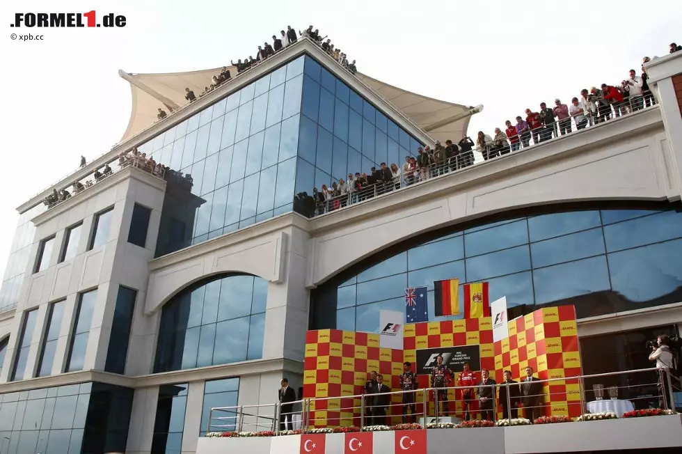 Superdeporte (Spanien): "Wieder ein Sieg für Vettel. Er zerstört die Samstage, die Rivalen kämpfen nicht mehr gegen ihn um die Pole-Position, sondern gegeneinander um Platz zwei." Foto zur News: Superdeporte (Spanien): "Wieder ein Sieg für Vettel. Er zerstört die Samstage, die Rivalen kämpfen nicht mehr gegen ihn um die Pole-Position, sondern gegeneinander um Platz zwei."