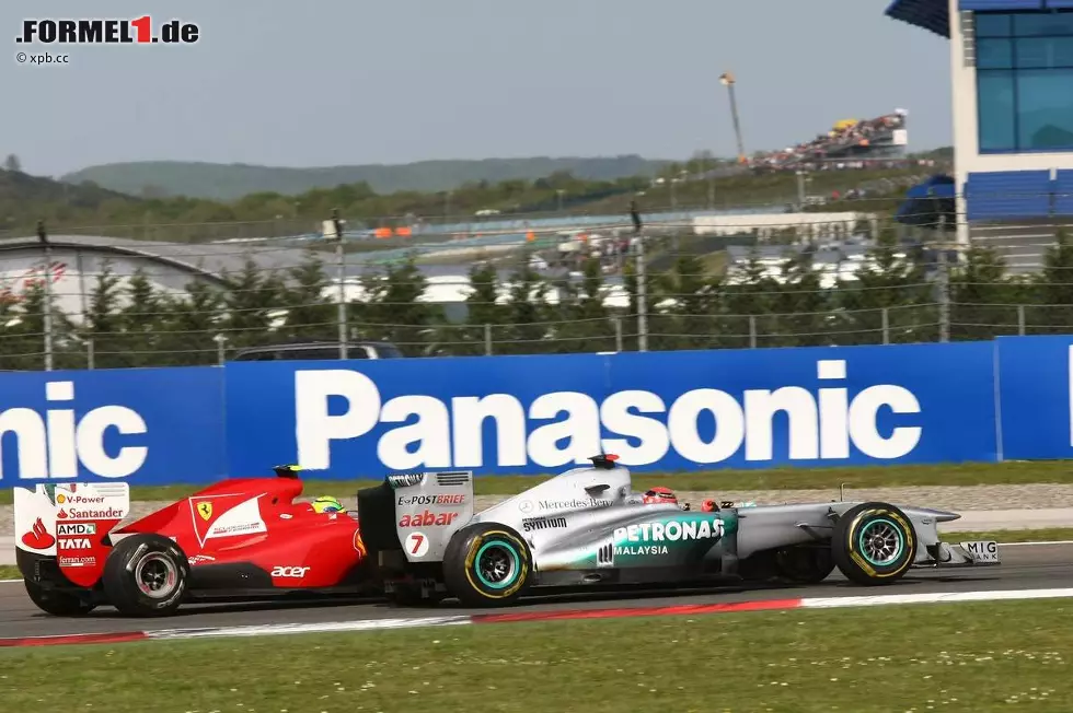 La Repubblica (Italien): "Die ganze Macht in Vettels Händen, doch Ferrari gibt endlich ein Lebenszeichen von sich. Red Bull hat einen anderen Planeten erreicht. Das Team ist unangreifbar. Vettel ist der König der Formel 1. Webber duldet ihn mit dem Verhalten eines Großvaters. Schumacher ruiniert der Hälfte der Piloten das Rennen. Die Gegner überholen ihn von allen Seiten." Foto zur News: La Repubblica (Italien): "Die ganze Macht in Vettels Händen, doch Ferrari gibt endlich ein Lebenszeichen von sich. Red Bull hat einen anderen Planeten erreicht. Das Team ist unangreifbar. Vettel ist der König der Formel 1. Webber duldet ihn mit dem Verhalten eines Großvaters. Schumacher ruiniert der Hälfte der Piloten das Rennen. Die Gegner überholen ihn von allen Seiten."
