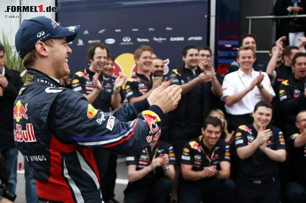 Daily Mail (Großbritannien): "Glänzender Vettel ist einmal mehr zu gut für die Konkurrenz und holt sich den Großen Preis der Türkei. Wenn Sebastian Vettel in dieser Art weitermacht, dann dauert es nicht mehr lange, bis er auf seinen zweiten WM-Titel in Folge anstoßen kann. Der Champagner hätte wohl eher an seine Mechaniker gehen sollen, die seinen Wagen 14 Stunden lang reparierten, nachdem er sich am Freitag im Regen einen Dreher geleistet hatte." Foto zur News: Daily Mail (Großbritannien): "Glänzender Vettel ist einmal mehr zu gut für die Konkurrenz und holt sich den Großen Preis der Türkei. Wenn Sebastian Vettel in dieser Art weitermacht, dann dauert es nicht mehr lange, bis er auf seinen zweiten WM-Titel in Folge anstoßen kann. Der Champagner hätte wohl eher an seine Mechaniker gehen sollen, die seinen Wagen 14 Stunden lang reparierten, nachdem er sich am Freitag im Regen einen Dreher geleistet hatte."