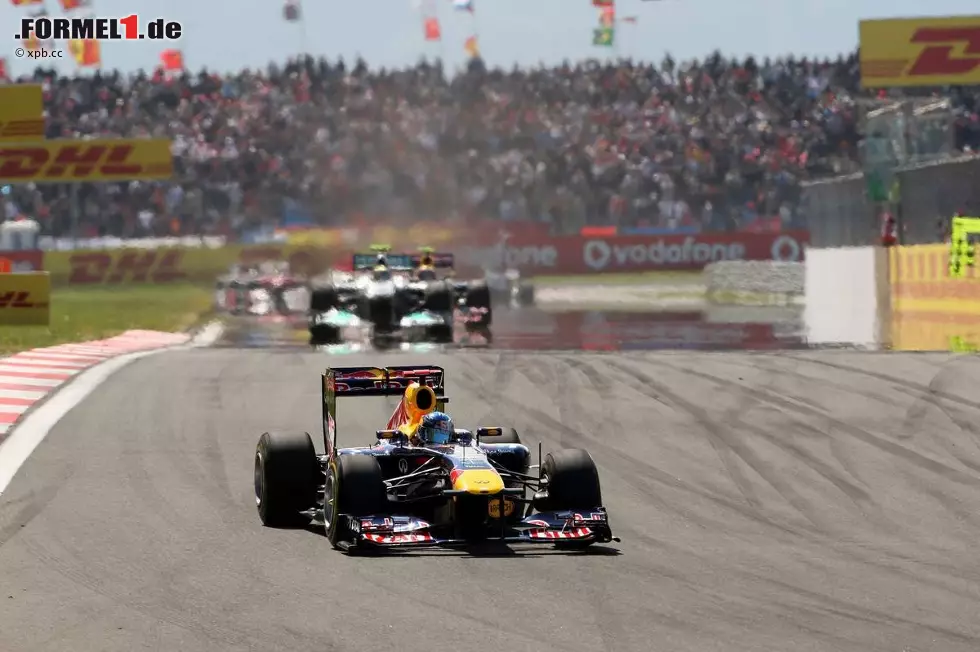 El Mundo Deportivo (Spanien): "Vettel gewinnt weiter in aller Bequemlichkeit. Dem König ist es vollkommen egal, was hinter seinem Rücken passiert." Foto zur News: El Mundo Deportivo (Spanien): "Vettel gewinnt weiter in aller Bequemlichkeit. Dem König ist es vollkommen egal, was hinter seinem Rücken passiert."