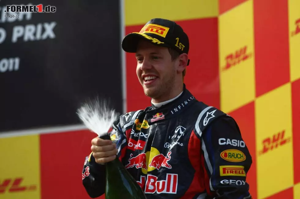 Foto zur News: The Times (Großbritannien): &quot;Dominator Vettel lässt den Konkurrenten nur einen tiefen Schluck aus dem Pokal des Bedauerns übrig. Seine Rivalen werden den direkten Weg zur Hausbar eingeschlagen haben, um sich einen starken Drink zu mixen.&quot;