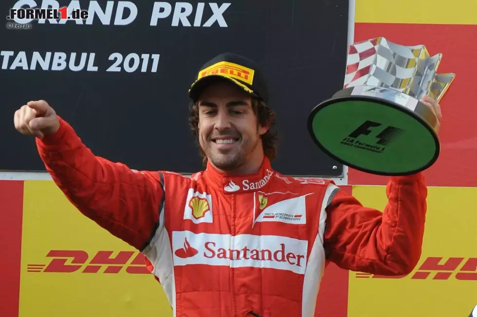 Corriere dello Sport (Italien): "Ferrari, endlich der Neubeginn. Das Licht am Ende des Tunnels ist für Ferrari ein roter Blitz geworden. Red Bull bestätigt sich als das zuverlässigste Team. Vettel bringt einen fantastischen Start hinter sich, danach bleibt er in aller Ruhe an der Spitze des Rennens. Es tut weh, Schumacher in diesem Zustand zu sehen. Ein siebenmaliger Weltmeister dürfte sich nicht so blamieren." Foto zur News: Corriere dello Sport (Italien): "Ferrari, endlich der Neubeginn. Das Licht am Ende des Tunnels ist für Ferrari ein roter Blitz geworden. Red Bull bestätigt sich als das zuverlässigste Team. Vettel bringt einen fantastischen Start hinter sich, danach bleibt er in aller Ruhe an der Spitze des Rennens. Es tut weh, Schumacher in diesem Zustand zu sehen. Ein siebenmaliger Weltmeister dürfte sich nicht so blamieren."