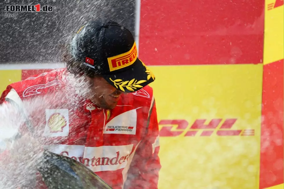 AS (Spanien): "Alonso kommt auf das Podium, was Hoffnung macht. Er wurde Dritter hinter den beiden Red Bull mit dem unbezähmbaren Vettel und Webber." Foto zur News: AS (Spanien): "Alonso kommt auf das Podium, was Hoffnung macht. Er wurde Dritter hinter den beiden Red Bull mit dem unbezähmbaren Vettel und Webber."