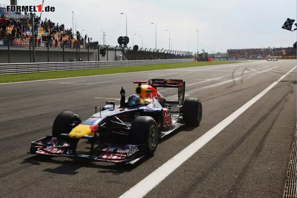 The Guardian (Großbritannien): "Es ist nicht nur die Geschwindigkeit der Red Bull, die der Konkurrenz um McLaren, Ferrari und Mercedes Sorgen bereitet. Es ist auch die Tatsache, dass sich der Weltmeister auf ein höheres Level gebracht hat. Es sieht so aus, als habe er den Podiumsplatz schon vor dem Rennstart sicher. Sein Triumph bei diesem Rennen war so unvermeidbar, seine Dominanz vom Start bis zur Zielflagge so groß, dass dies kein Rennklassiker wurde. In der letzten Saison trennte Vettel und seinen Teamkollegen Mark Webber nicht viel. Aber der Deutsche fuhr in Istanbul fast neun Sekunden vor dem Australier durchs Ziel, dem nun klar wird, dass seine einzige Chance, einmal Weltmeister zu werden, in den Schlussrunden der letzten Saison verflogen ist." Foto zur News: The Guardian (Großbritannien): "Es ist nicht nur die Geschwindigkeit der Red Bull, die der Konkurrenz um McLaren, Ferrari und Mercedes Sorgen bereitet. Es ist auch die Tatsache, dass sich der Weltmeister auf ein höheres Level gebracht hat. Es sieht so aus, als habe er den Podiumsplatz schon vor dem Rennstart sicher. Sein Triumph bei diesem Rennen war so unvermeidbar, seine Dominanz vom Start bis zur Zielflagge so groß, dass dies kein Rennklassiker wurde. In der letzten Saison trennte Vettel und seinen Teamkollegen Mark Webber nicht viel. Aber der Deutsche fuhr in Istanbul fast neun Sekunden vor dem Australier durchs Ziel, dem nun klar wird, dass seine einzige Chance, einmal Weltmeister zu werden, in den Schlussrunden der letzten Saison verflogen ist."