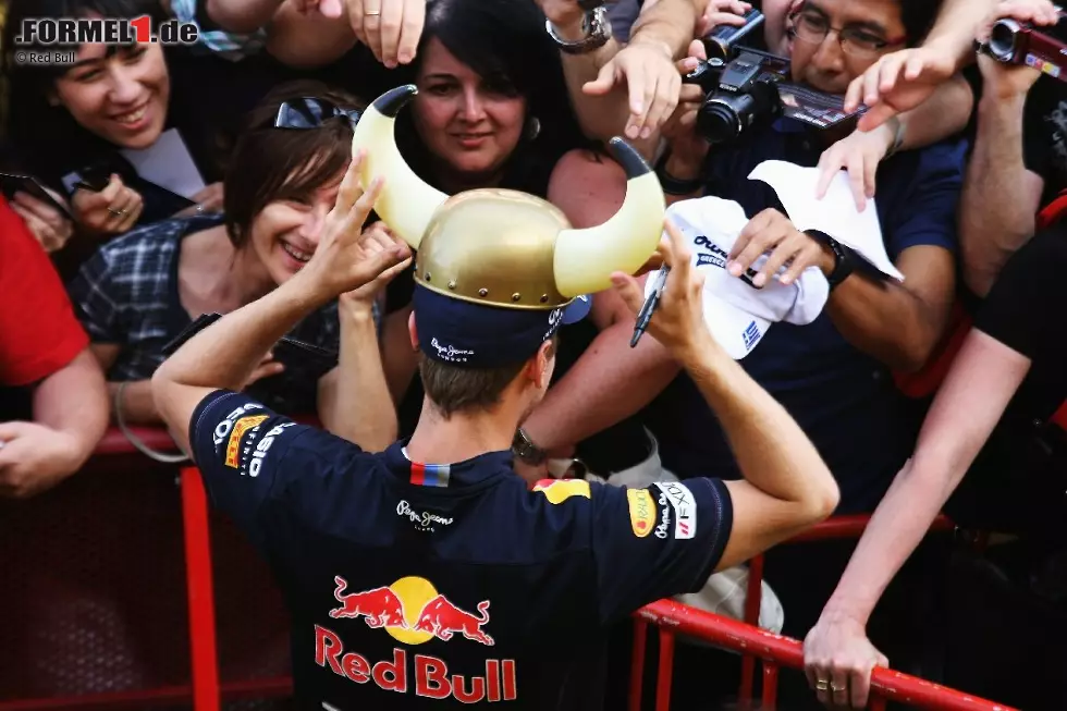 Foto zur News: "Bulle" Vettel nimmt die gegnerischen "Toreros" auf die Hörner. Ob er bei der Autogrammstunde am Donnerstag schon gewusst hat, dass er den Grand Prix von Spanien gewinnen würde?