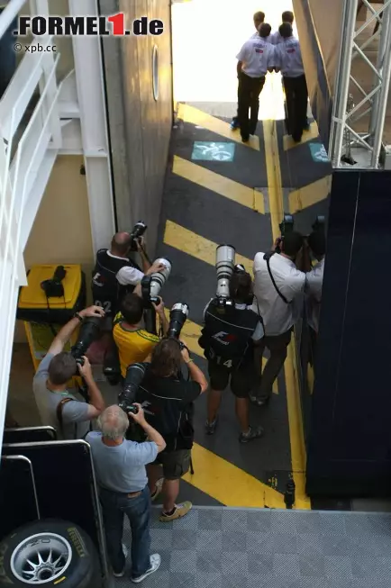 Prominent sein im Formel-1-Paddock hat Vor-, aber auch Nachteile. Zum Beispiel, dass private Unterhaltungen nicht mehr privat sind, sobald sie von den Fotografen entdeckt werden. Opfer in dieser Situation: Sebastian Vettel und ein Pirelli-Mitarbeiter. Foto zur News: Prominent sein im Formel-1-Paddock hat Vor-, aber auch Nachteile. Zum Beispiel, dass private Unterhaltungen nicht mehr privat sind, sobald sie von den Fotografen entdeckt werden. Opfer in dieser Situation: Sebastian Vettel und ein Pirelli-Mitarbeiter.