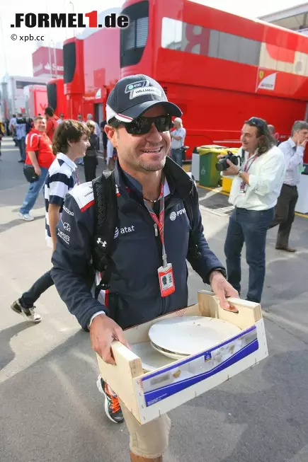 Foto zur News: Auf der Strecke läuft&#039;s ohnehin nicht (nach fünf Rennen immer noch keine Punkte), also kann Rubens Barrichello schon mal selbst anpacken und die Teller waschen, die Starkoch Caines im Motorhome hinterlässt.