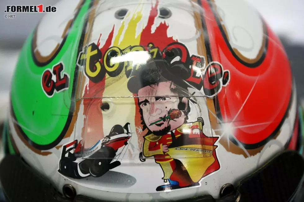 Foto zur News: Ole, El Tonio! HRT-Pilot Vitantonio Liuzzi mit speziellem Helmdesign für den Grand Prix von Spanien.