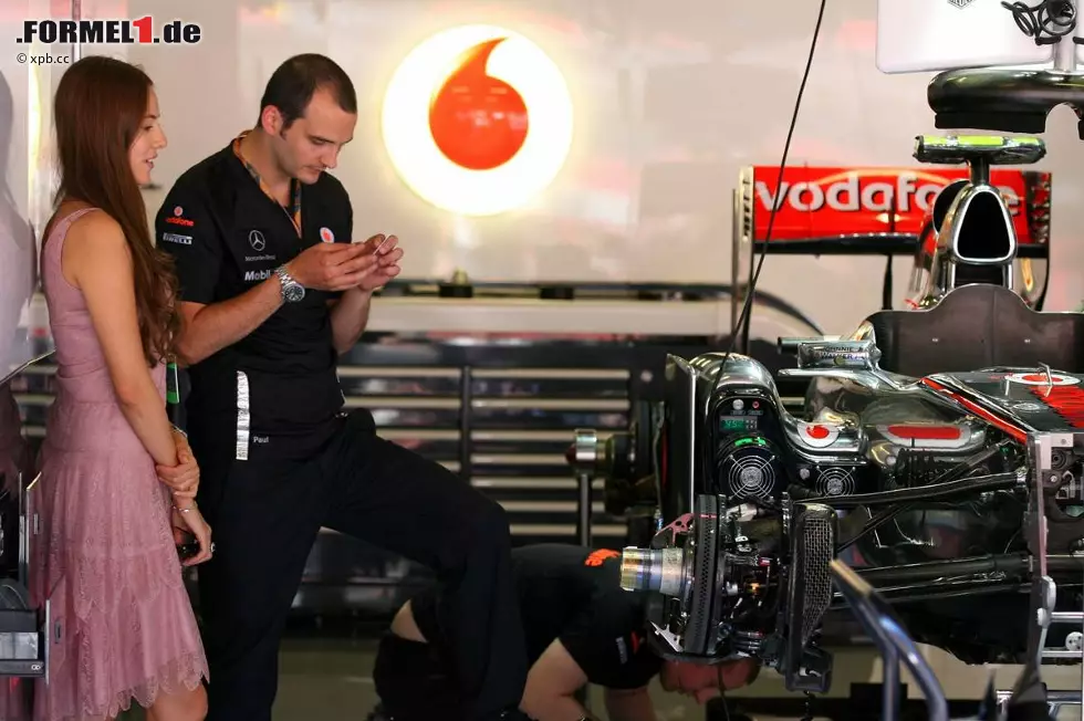 Foto zur News: So motiviert Jenson Button seine Mechaniker: Seine Freundin Jessica Michibata beobachtet das Team bei der Arbeit. Ob sich die Jungs bei solcher Gesellschaft noch auf das Schrauben konzentrieren können?
