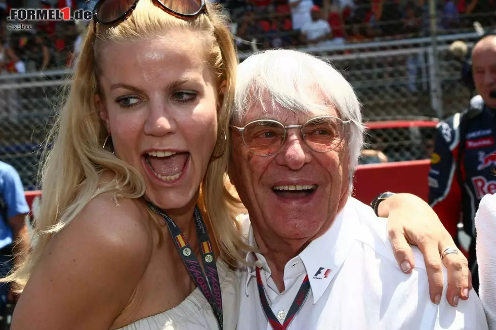 Foto zur News: Milliardär Bernie Ecclestone ist selbst mit 80 noch ein guter Fang, denkt sich diese Blondine. Aber aufpassen: Der Formel-1-Boss ist nach seiner Scheidung von Slavica wieder in festen Händen. Seine brünette Freundin Fabiana Flosi ist um 50 Jahre jünger.