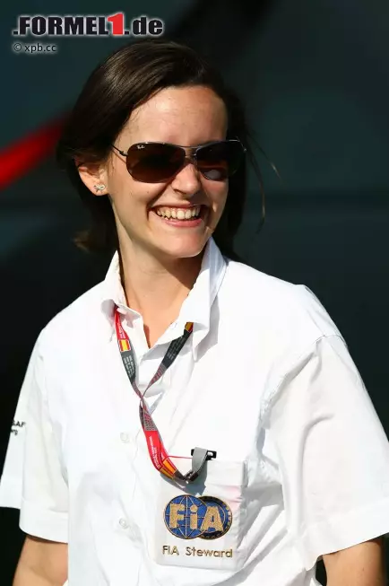 Foto zur News: Die vielleicht mächtigste Frau des Fahrerlagers in Barcelona: Silvia Bellot, gerade mal 25 Jahre alt, entscheidet als einer von vier FIA-Kommissaren über die Vergabe von Strafen. Für die McLaren-Piloten und Mark Webber sprachen sie und ihre Kollegen am Sonntag nur eine Verwarnung aus, obwohl sie gelbe Flaggen ignoriert hatten.