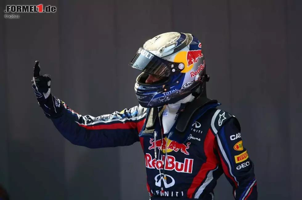 Corriere della Sera (Italien): "Vettel - der Menschenfresser. Die Meisterschaft ist erledigt. Ein fast 24-Jähriger, der ein geklonter Schumacher der goldenen Ferrari-Zeiten ist, kämpft praktisch allein um den Titel. Vettel hält Lewis Hamilton 16 Runden lang in Schach und zeigt wieder einmal, was er kann. Taktik, Logik und Kaltblütigkeit sind die Eigenschaften, die Vettel zum König der Formel 1 machen." Foto zur News: Corriere della Sera (Italien): "Vettel - der Menschenfresser. Die Meisterschaft ist erledigt. Ein fast 24-Jähriger, der ein geklonter Schumacher der goldenen Ferrari-Zeiten ist, kämpft praktisch allein um den Titel. Vettel hält Lewis Hamilton 16 Runden lang in Schach und zeigt wieder einmal, was er kann. Taktik, Logik und Kaltblütigkeit sind die Eigenschaften, die Vettel zum König der Formel 1 machen."