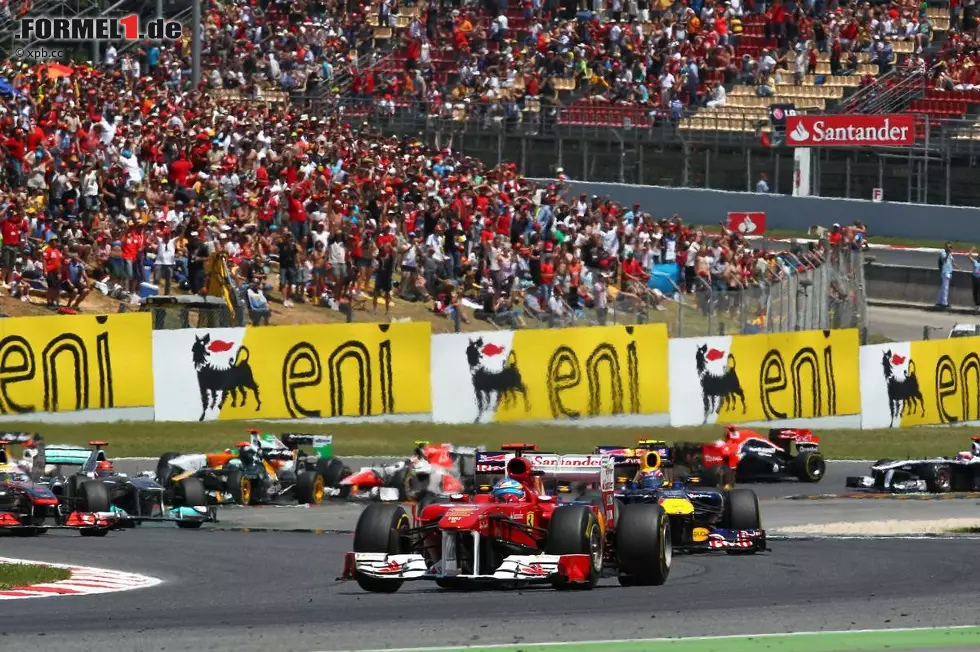 Gazzetta dello Sport (Italien): "Vettel und Red Bull dominieren das Rennen. Vettel siegt mit der Kaltblütigkeit eines Piloten, der weiß, dass er das beste Auto hat und die Rivalen unter Kontrolle halten kann. Bis zum zweiten Weltmeistertitel fehlt nicht mehr viel. Schumacher hat einen tollen Start und sein bestes Rennen in diesem Jahr gezeigt. Mercedes beweist jedoch, dass nicht nur Ferrari in der Krise steckt. Alonso zeigt, was er kann, und warum Ferrari den Vertrag bis 2016 verlängert hat." Foto zur News: Gazzetta dello Sport (Italien): "Vettel und Red Bull dominieren das Rennen. Vettel siegt mit der Kaltblütigkeit eines Piloten, der weiß, dass er das beste Auto hat und die Rivalen unter Kontrolle halten kann. Bis zum zweiten Weltmeistertitel fehlt nicht mehr viel. Schumacher hat einen tollen Start und sein bestes Rennen in diesem Jahr gezeigt. Mercedes beweist jedoch, dass nicht nur Ferrari in der Krise steckt. Alonso zeigt, was er kann, und warum Ferrari den Vertrag bis 2016 verlängert hat."