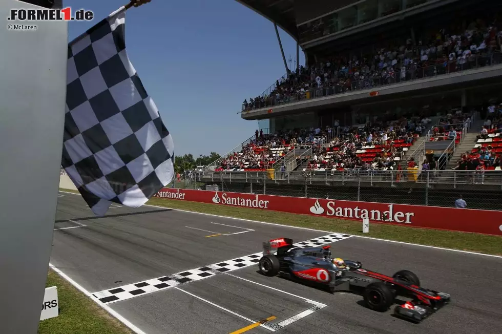 The Sun (Großbritannien): "Vettel ist zu heiß! Lewis Hamilton verlor in einer packenden Schlacht von Barcelona gegen Sebastian Vettel und gab zu: Er war zu heiß. Hamilton musste sich mit dem zweiten Platz zufrieden geben, weil der amtierende Champion cool blieb, obwohl sein Rivale im McLaren ihn über mehr als 40 Runden verfolgte." Foto zur News: The Sun (Großbritannien): "Vettel ist zu heiß! Lewis Hamilton verlor in einer packenden Schlacht von Barcelona gegen Sebastian Vettel und gab zu: Er war zu heiß. Hamilton musste sich mit dem zweiten Platz zufrieden geben, weil der amtierende Champion cool blieb, obwohl sein Rivale im McLaren ihn über mehr als 40 Runden verfolgte."