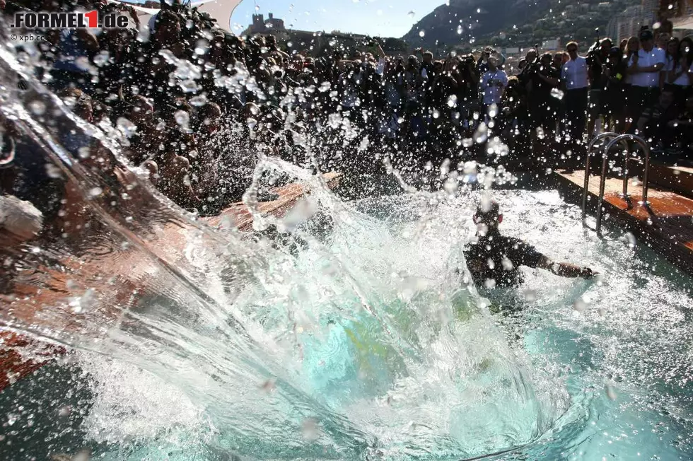 Foto zur News: "Super-Sebs" Sprung in den Pool: So feiert man einen Monaco-Sieg! Es war übrigens sein erster und der erste eines Deutschen seit Michael Schumacher 2001 auf Ferrari. Abends ging es für den Seriensieger (fünfmal Erster, einmal Zweiter) dann noch zum Galadinner des Fürsten.
