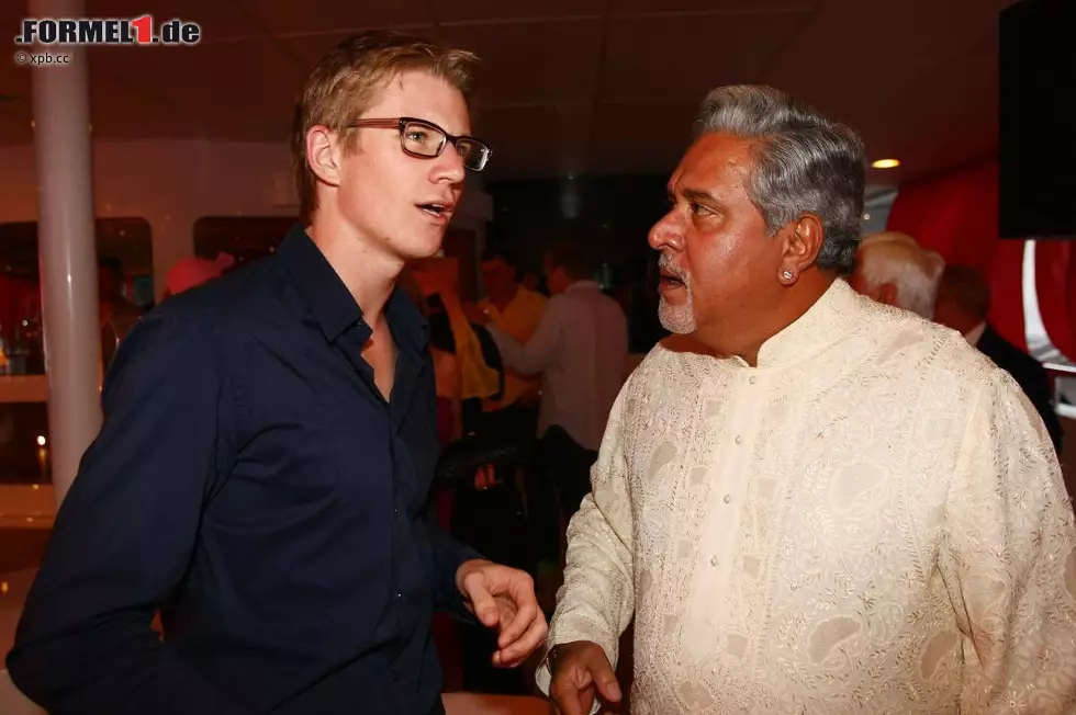 Nico Hülkenberg musste am Samstag nicht mehr fahren und konnte sich daher einen Cocktail mit dem Chef genehmigen. Viel auffälliger allerdings seine Brille, mit der er höchst intellektuell aussieht. Foto zur News: Nico Hülkenberg musste am Samstag nicht mehr fahren und konnte sich daher einen Cocktail mit dem Chef genehmigen. Viel auffälliger allerdings seine Brille, mit der er höchst intellektuell aussieht.