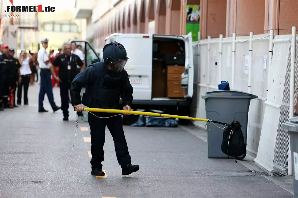 Die andere Seite von Monaco: Bombenalarm im Paddock! Aber als sich das Ganze als Irrtum herausstellte, wurde munter weitergefeiert... Foto zur News: Die andere Seite von Monaco: Bombenalarm im Paddock! Aber als sich das Ganze als Irrtum herausstellte, wurde munter weitergefeiert...