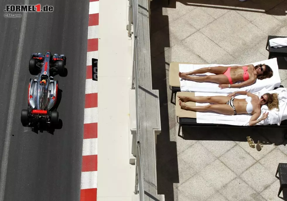 Das grenzt fast schon an Majestätsbeleidigung: Während Lewis Hamilton, "König von Monaco" des Jahres 2008, auf der Strecke sein Bestes gibt, lassen sich diese Girls völlig desinteressiert bräunen. Foto zur News: Das grenzt fast schon an Majestätsbeleidigung: Während Lewis Hamilton, "König von Monaco" des Jahres 2008, auf der Strecke sein Bestes gibt, lassen sich diese Girls völlig desinteressiert bräunen.