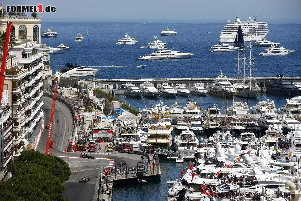 Blick auf den Hafen von Monaco. Die kleineren Jachten dürfen an den Anlegestellen parken, die großen müssen draußen bleiben. Foto zur News: Blick auf den Hafen von Monaco. Die kleineren Jachten dürfen an den Anlegestellen parken, die großen müssen draußen bleiben.