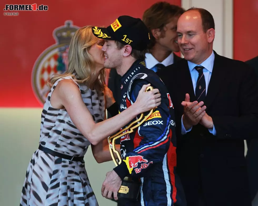 Küsschen für den Sieger: Charlene Wittstock, eine ehemalige Olympia-Schwimmerin aus Südafrika, gratuliert Sebastian Vettel - und ihr Verlobter Prinz Albert klatscht begeistert Beifall. Foto zur News: Küsschen für den Sieger: Charlene Wittstock, eine ehemalige Olympia-Schwimmerin aus Südafrika, gratuliert Sebastian Vettel - und ihr Verlobter Prinz Albert klatscht begeistert Beifall.