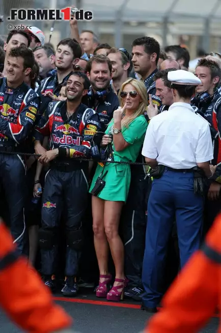 Foto zur News: Wo ist der Fehler auf diesem Bild? Eine Frau unter lauter Männern? Falsch: Eine Betrunkene unter lauter Nüchternen! Ex-Spice-Girl Gerri Halliwell war der Party-Samstag sogar am Sonntagnachmittag noch eindeutig anzumerken.