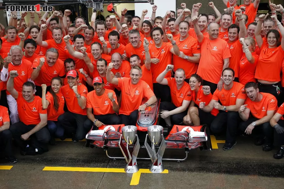 McLaren feierte den Sieg von Jenson Button traditionell in den orangen Sieger-T-Shirts. Orange ist übrigens die Originalfarbe des einst von Bruce McLaren gegründeten Rennstalls. Foto zur News: McLaren feierte den Sieg von Jenson Button traditionell in den orangen Sieger-T-Shirts. Orange ist übrigens die Originalfarbe des einst von Bruce McLaren gegründeten Rennstalls.