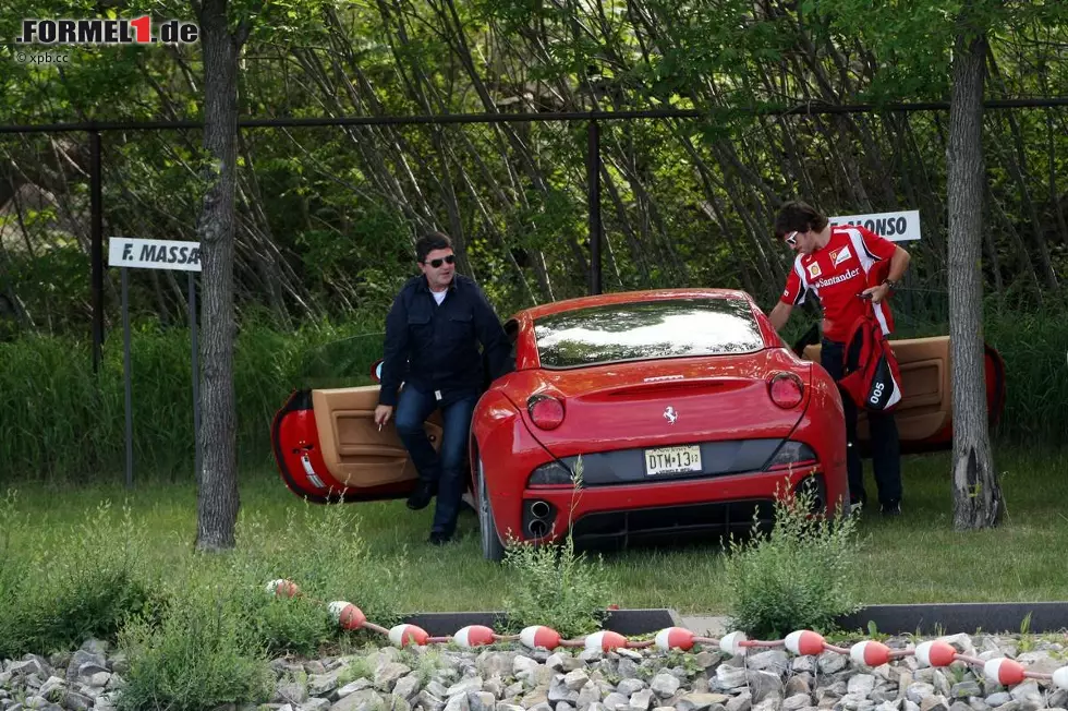 Foto zur News: Fernando Alonso kommt standesgemäß im Ferrari mit &quot;DTM&quot;-Kennzeichen, allerdings nur als Beifahrer.