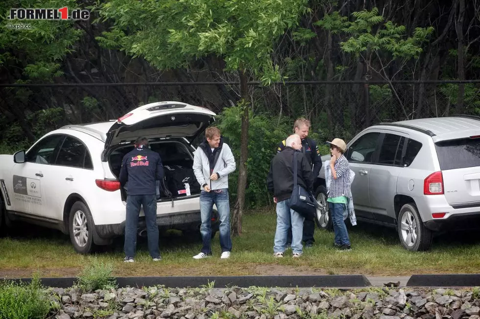 Sebastian Vettel ist mit einem Dienstwagen von Red-Bull-Sponsor Infiniti unterwegs. Vorteil: Der Kofferraum ist größer - mehr Platz für den Pokal! Foto zur News: Sebastian Vettel ist mit einem Dienstwagen von Red-Bull-Sponsor Infiniti unterwegs. Vorteil: Der Kofferraum ist größer - mehr Platz für den Pokal!