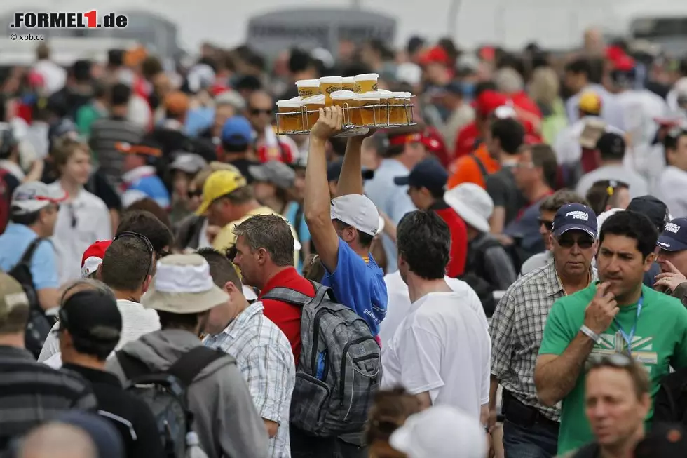 Ob dieser Vendor alle Biergläser an den Mann gebracht hat? Abkühlen mussten sich die kanadischen Fans bei strömendem Regen und nicht einmal 20 Grad jedenfalls nicht... Foto zur News: Ob dieser Vendor alle Biergläser an den Mann gebracht hat? Abkühlen mussten sich die kanadischen Fans bei strömendem Regen und nicht einmal 20 Grad jedenfalls nicht...