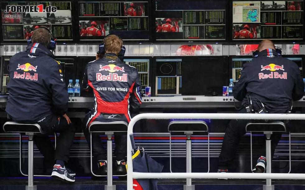 Sebastian Vettel wurde nach einer Weile langweilig, sodass er sich einfach auf Christian Horners Platz am Kommandostand setzte. Foto zur News: Sebastian Vettel wurde nach einer Weile langweilig, sodass er sich einfach auf Christian Horners Platz am Kommandostand setzte.