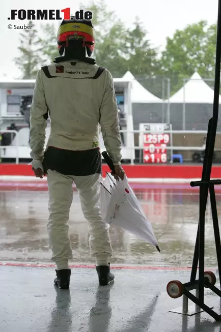 Sauber-Springer Pedro de la Rosa, anstelle von Sergio Perez im Einsatz, konnte das Ausmaß des Regens ebenfalls nicht fassen. Übrigens: Er war neben Michael Schumacher der einzige Fahrer im Feld, der 2000 schon den bisher letzten Regen-Grand-Prix in Montreal miterlebt hatte. Foto zur News: Sauber-Springer Pedro de la Rosa, anstelle von Sergio Perez im Einsatz, konnte das Ausmaß des Regens ebenfalls nicht fassen. Übrigens: Er war neben Michael Schumacher der einzige Fahrer im Feld, der 2000 schon den bisher letzten Regen-Grand-Prix in Montreal miterlebt hatte.