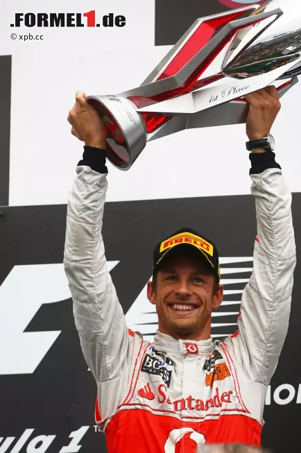 Kurier (Österreich): "Jenson Button hat nach einem wahren Husarenritt den nächsten Sieg von Formel-1-Weltmeister Sebastian Vettel in letzter Minute vereitelt. Einmalig war aber nicht nur das Finish des 31 Jahre alten Weltmeisters von 2009, sondern auch der gesamte Rennverlauf." Foto zur News: Kurier (Österreich): "Jenson Button hat nach einem wahren Husarenritt den nächsten Sieg von Formel-1-Weltmeister Sebastian Vettel in letzter Minute vereitelt. Einmalig war aber nicht nur das Finish des 31 Jahre alten Weltmeisters von 2009, sondern auch der gesamte Rennverlauf."