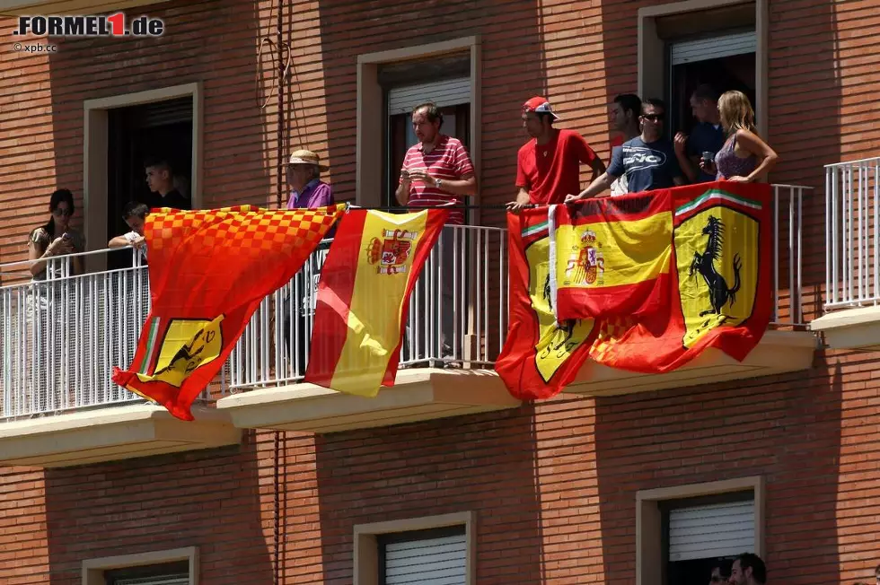 Foto zur News: Balkon-Atmosphäre wie in Monte Carlo, "nur mit weniger Leuten und weniger stressig", wie Sebastian Vettel lobt. Aber: "Die meisten Fans hat hier natürlich Fernando." Wie man sieht...