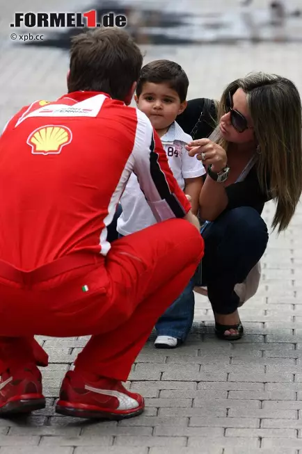 Foto zur News: Klein-Felipe (&quot;Felipinho&quot;) lässt sich von Papas Renningenieur Rob Smedley erklären, wie ein Formel-1-Auto funktioniert - früh übt sich! Ob Mama Rafaela Massa begeistert wäre, wenn auch ihr Sohn eines Tages Rennen fahren möchte?