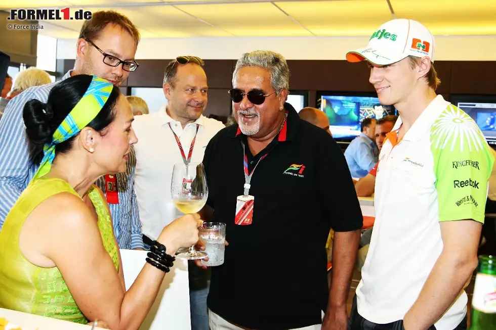 Foto zur News: Auf seiner Pracht-Jacht Indian Empress gab es diesmal keine Party, dafür lud Vijay Mallya die schreibende Zunft zu Abendessen und edlen Getränken in sein Motorhome. Im Bild unter anderem mit Sutil-Manager Manfred Zimmermann und Testfahrer Nico Hülkenberg.