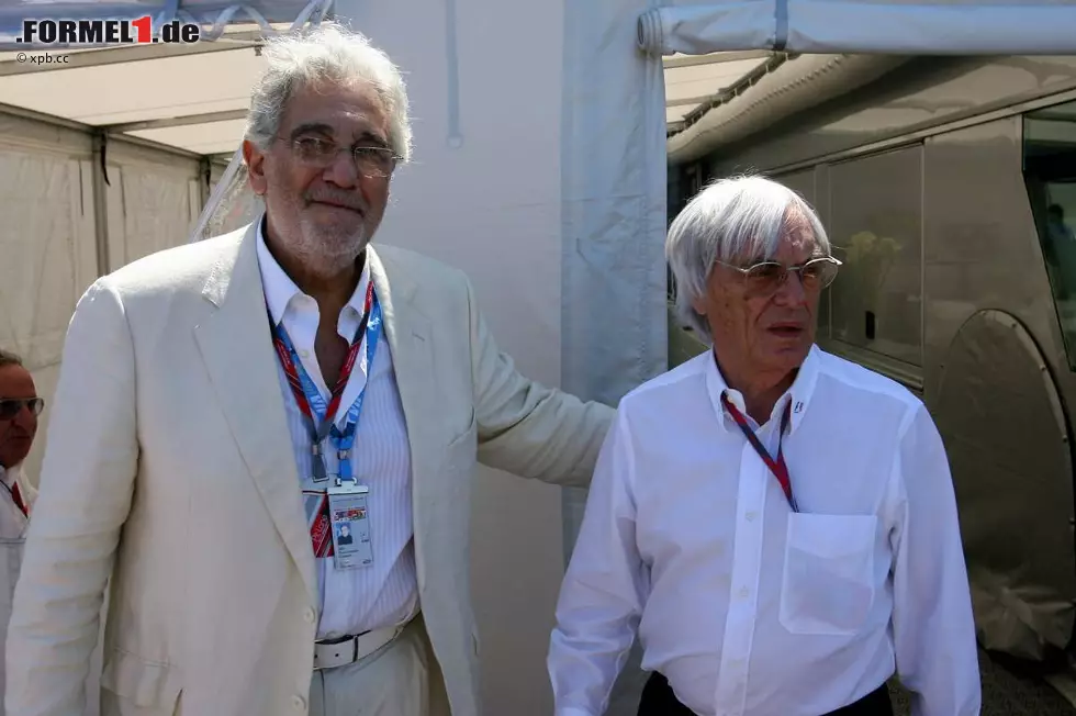 Foto zur News: ... während es der (inzwischen ergraute) Startenor Placido Domingo vorzog, zuzuschauen und mit Bernie Ecclestone ein paar Worte zu wechseln.