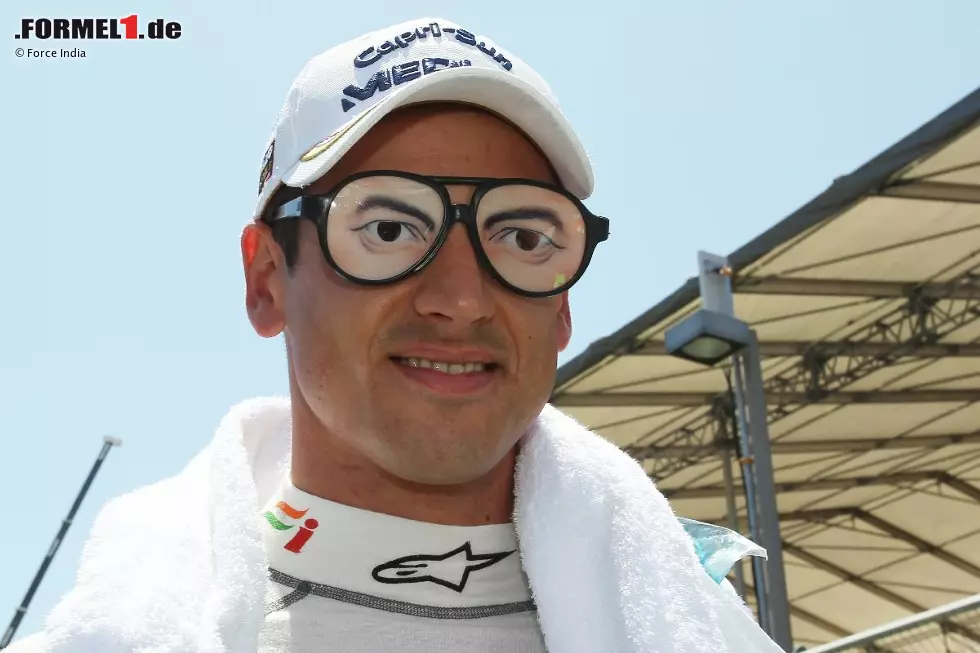 Foto zur News: Immer für einen Spaß zu haben: Adrian Sutil irritierte so manchen Reporter in der Startaufstellung mit dieser Faschingsbrille.