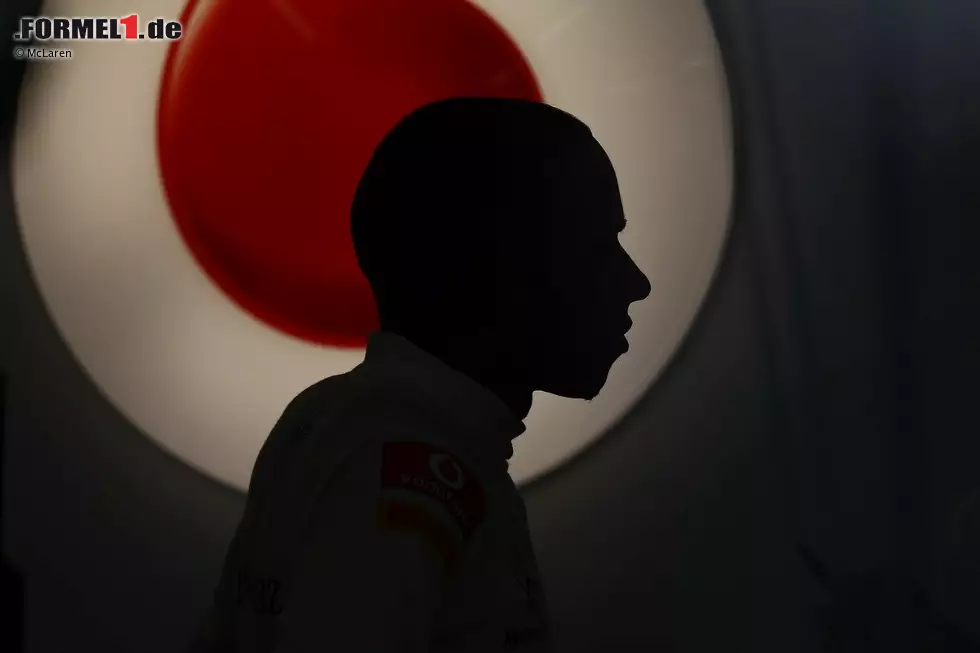 Foto zur News: The Guardian (Großbritannien): "Niemand holt Vettel mehr ein. Ein tief enttäuschter Lewis Hamilton musste seine Niederlage im Titelrennen der Formel 1 eingestehen und kritisierte das McLaren-Team, das &#039;einige Schritte zurück&#039; gemacht hätte."