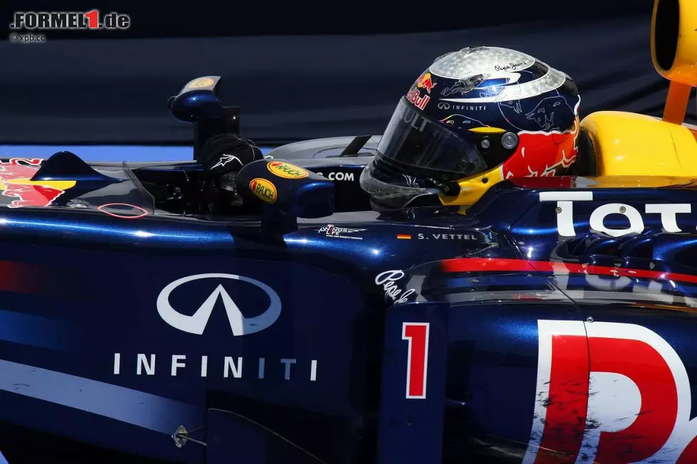 Foto zur News: Blick (Schweiz): "Hilfe! Vettel siegt wie &#039;Schumi&#039; 2004. Er siegt und siegt. Und er hat auch noch Spaß im Auto mit dem Namen &#039;Kinky Kylie&#039;. Ist diese auch scharf genug für Schumis Grand-Prix-Rekord von 2004? Die Formel 1 hat Angst vor der großen Langeweile."