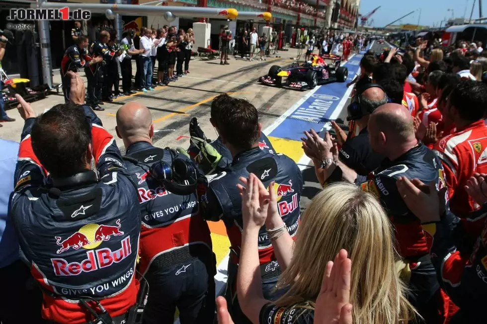 Foto zur News: Kurier (Österreich): "Ungefährdeter Vettel-Sieg in Valencia. Alonso sorgt mit Platz zwei für Freude bei den spanischen Fans, Webber holt den letzten Platz am Stockerl. An der Spitze des Feldes stand ein alter Bekannter: Sebastian Vettel. Der bis kommenden Samstag noch 23-jährige Deutsche ist nicht zu stoppen."