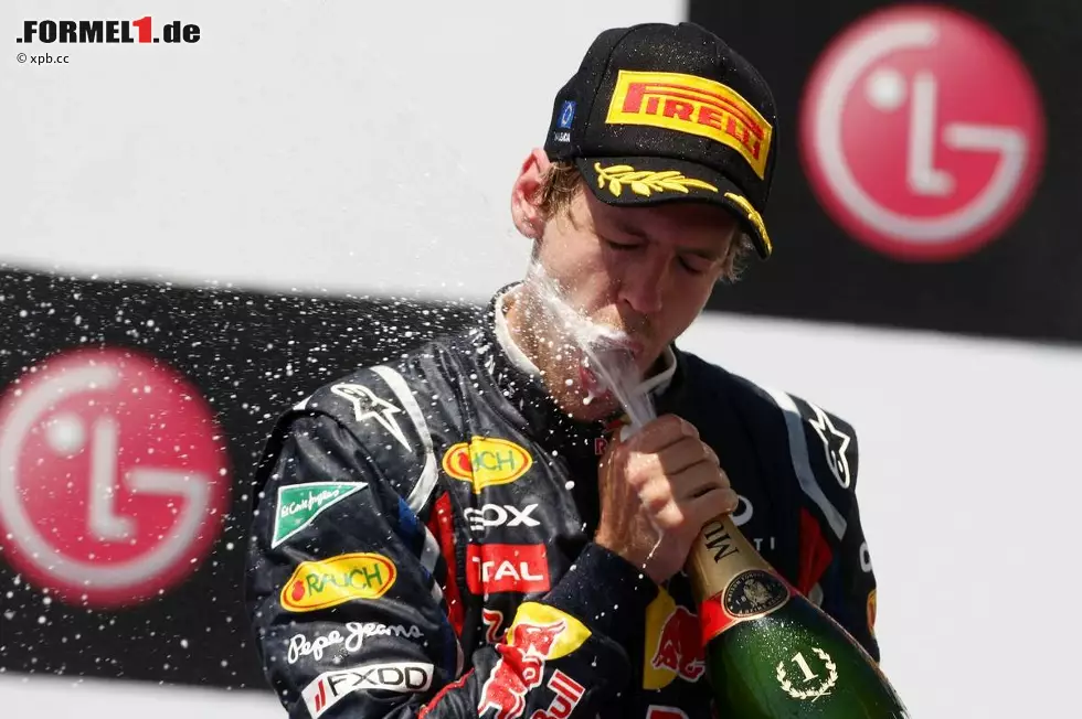 Corriere della Sera (Italien): "Sebastian Vettel vernichtet einen Rekord nach dem anderen. Der neue Monarch der Formel 1 will Schumachers Rekorde brechen. Der junge Kaiser kämpft nur gegen sich selbst, er hat keine Rivalen mehr." Foto zur News: Corriere della Sera (Italien): "Sebastian Vettel vernichtet einen Rekord nach dem anderen. Der neue Monarch der Formel 1 will Schumachers Rekorde brechen. Der junge Kaiser kämpft nur gegen sich selbst, er hat keine Rivalen mehr."