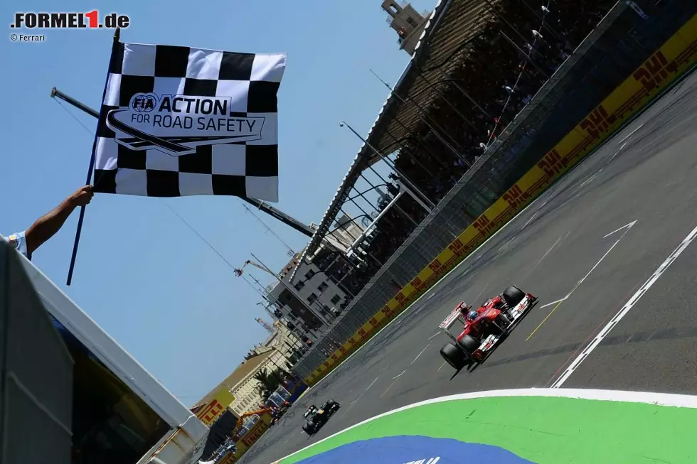 AS (Spanien): "Alonso verhindert den Doppelsieg von Red Bull. Er wird Zweiter hinter einem unglaublichen Vettel. Der Deutsche ist ein wunderbarer Pilot, er hat das schnellste Auto und nutzt seine Chancen." Foto zur News: AS (Spanien): "Alonso verhindert den Doppelsieg von Red Bull. Er wird Zweiter hinter einem unglaublichen Vettel. Der Deutsche ist ein wunderbarer Pilot, er hat das schnellste Auto und nutzt seine Chancen."