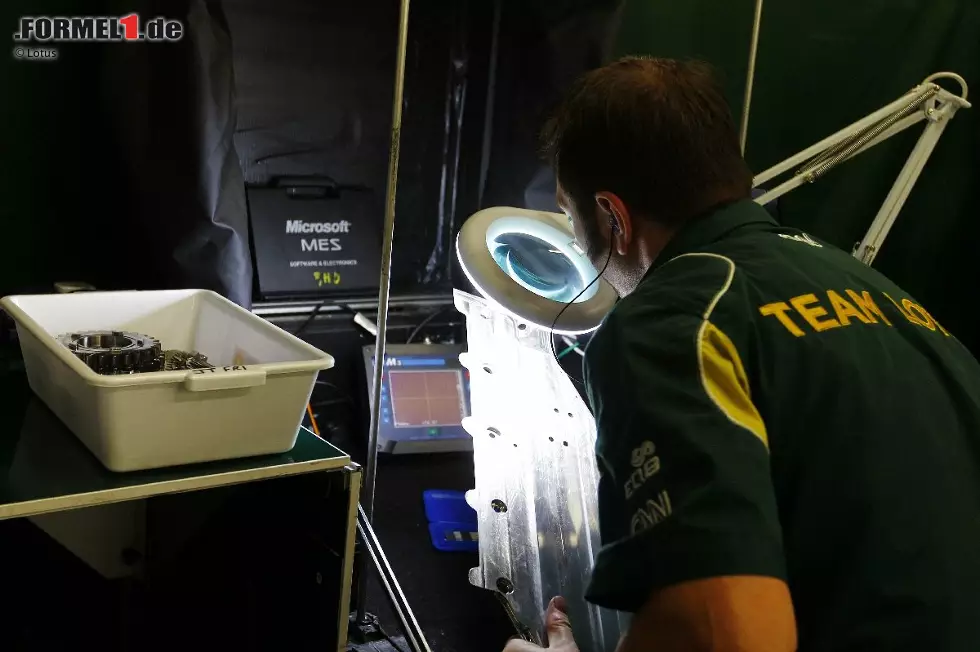 Hinter den Kulissen des Lotus-Teams: Ein Mechaniker untersucht Teile auf feine Risse, die zu Materialbrüchen führen können. Foto zur News: Hinter den Kulissen des Lotus-Teams: Ein Mechaniker untersucht Teile auf feine Risse, die zu Materialbrüchen führen können.