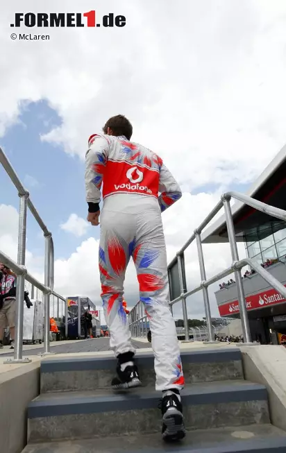 Wie jeden Samstag ließ McLaren auch diesmal von Fans einen speziellen Qualifying-Overall designen. Der stand beim Heim-Grand-Prix natürlich ganz im Zeichen des Union Jack. Foto zur News: Wie jeden Samstag ließ McLaren auch diesmal von Fans einen speziellen Qualifying-Overall designen. Der stand beim Heim-Grand-Prix natürlich ganz im Zeichen des Union Jack.
