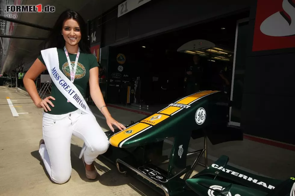 Foto zur News: Miss Großbritannien 2011 Amy Carrier zu Gast beim Lotus-Team.