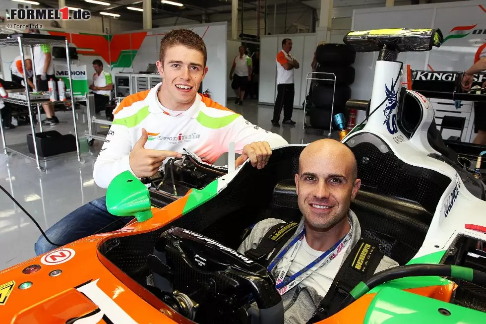 Paul di Resta erklärt seinem Vetter Marino Franchitti das Formel-1-Cockpit. Marino ist selbst Rennfahrer, genau wie sein Bruder Dario, der am Sonntagabend das IndyCar-Rennen in Toronto gewann. Foto zur News: Paul di Resta erklärt seinem Vetter Marino Franchitti das Formel-1-Cockpit. Marino ist selbst Rennfahrer, genau wie sein Bruder Dario, der am Sonntagabend das IndyCar-Rennen in Toronto gewann.